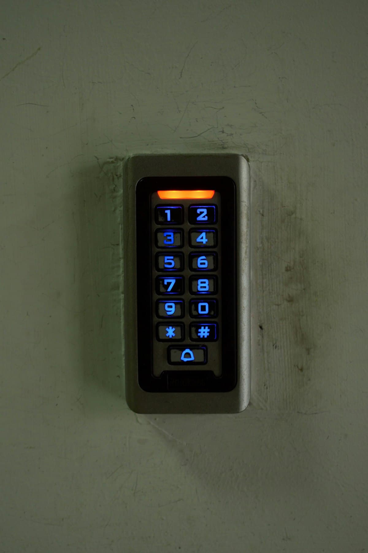 Clavier à code rétroéclairé d'un système de contrôle d'accès fixé au mur