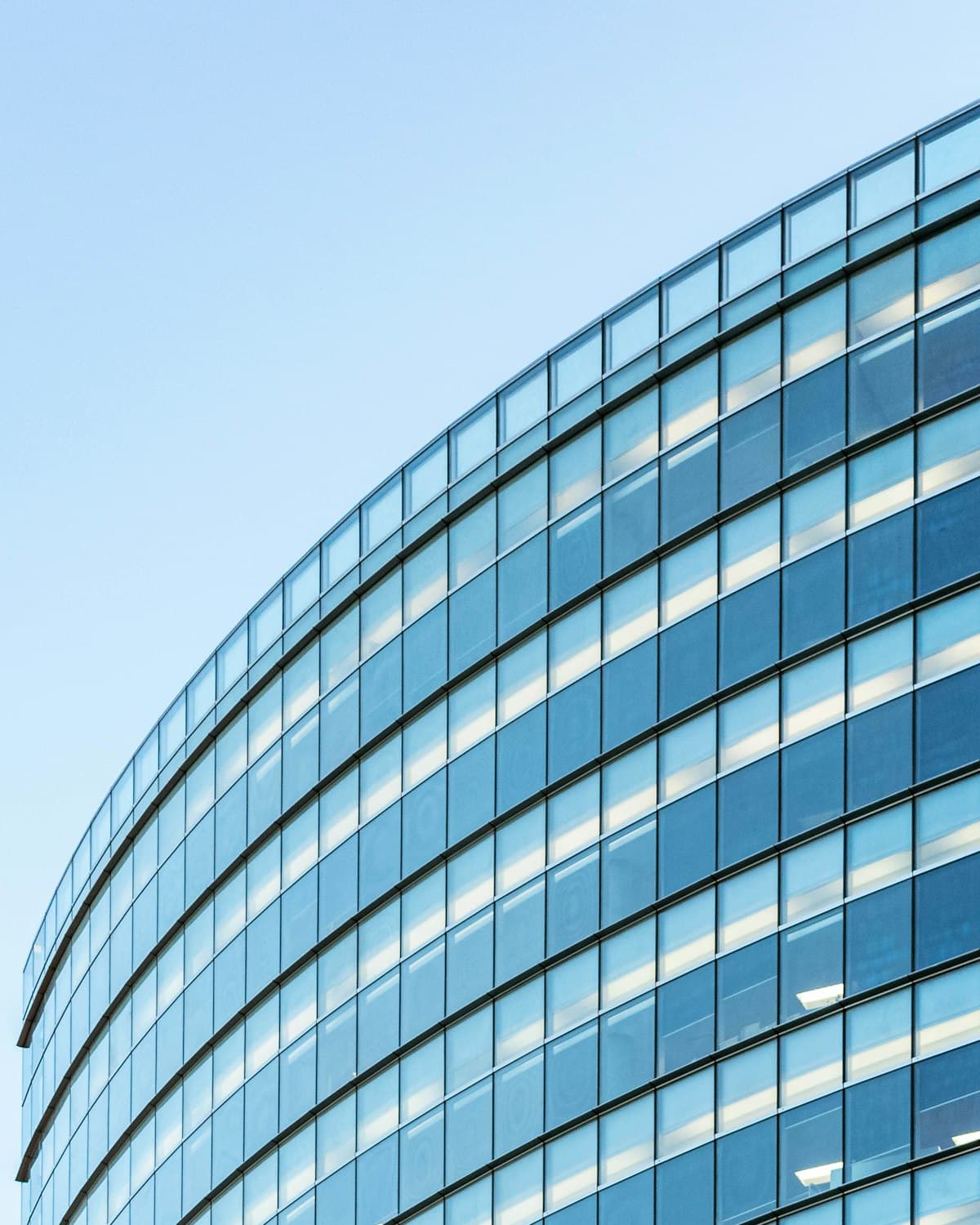 Façade vitrée incurvée d'un immeuble de bureaux moderne