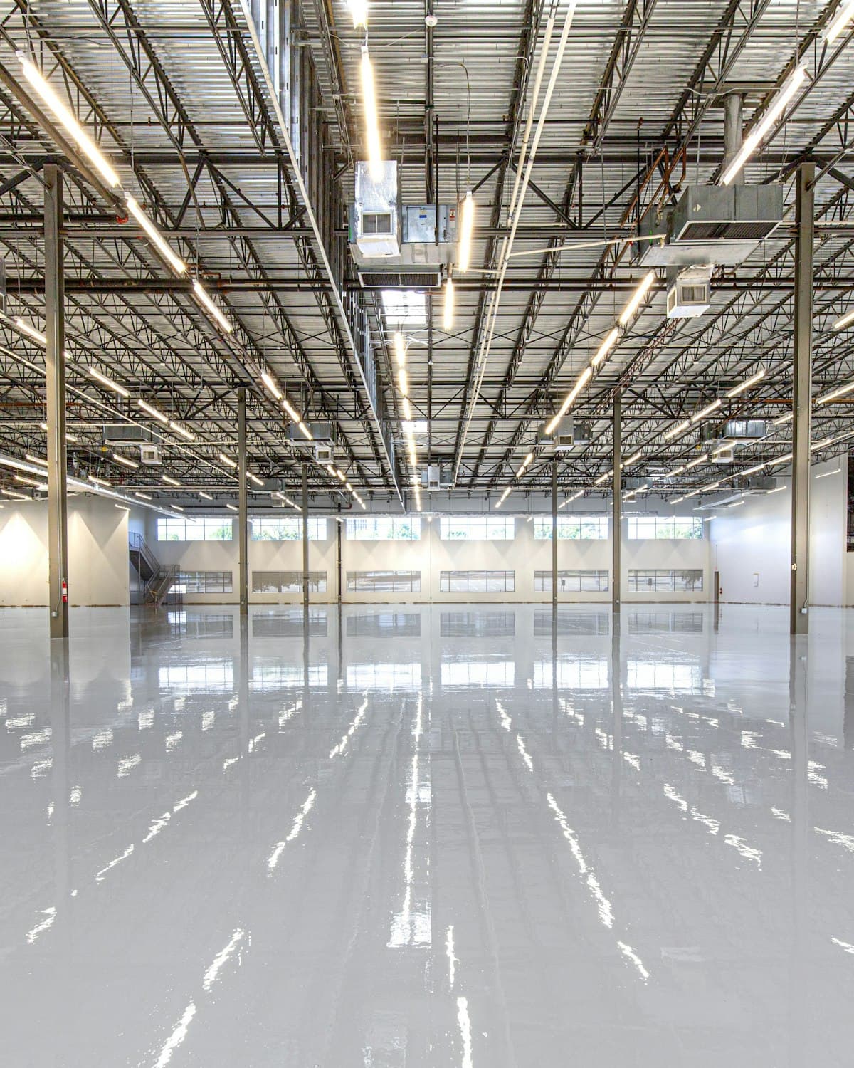 Vue intérieure d'un entrepôt logistique à charpente métallique