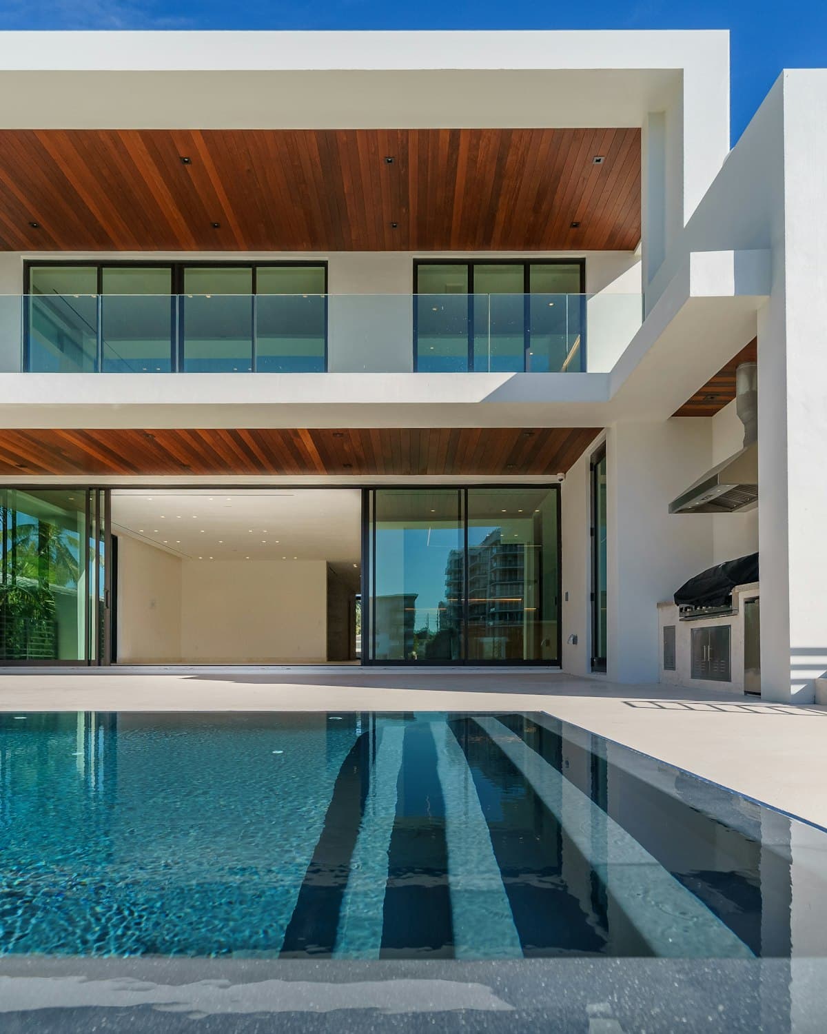 Villa contemporaine haut de gamme avec piscine et larges baies vitrées